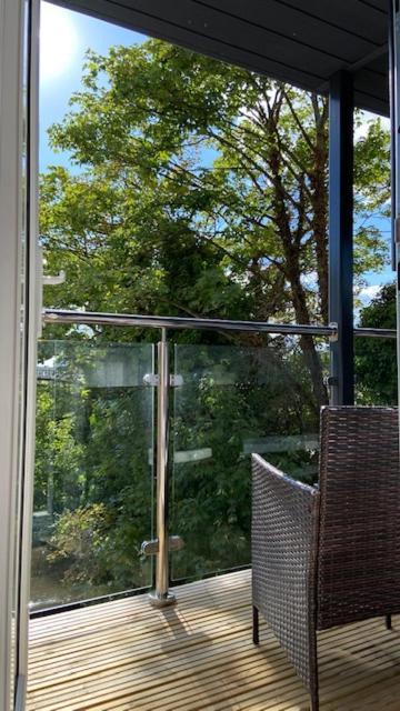 Modern Central Flat With Balcony & Free Parking On-Site บอร์นมัธ ภายนอก รูปภาพ