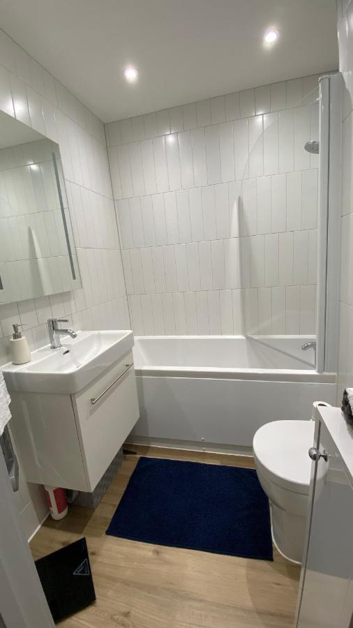 Modern Central Flat With Balcony & Free Parking On-Site บอร์นมัธ ภายนอก รูปภาพ