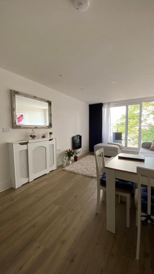 Modern Central Flat With Balcony & Free Parking On-Site บอร์นมัธ ภายนอก รูปภาพ