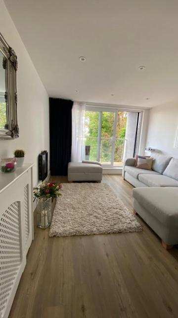 Modern Central Flat With Balcony & Free Parking On-Site บอร์นมัธ ภายนอก รูปภาพ